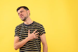 Chest Pain vs Lung Pain comparison showing the key differences, symptoms, causes, and affected areas of the chest and lungs